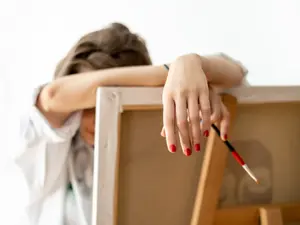 How do artists finish a project when they are stressed?