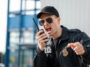 What did the policeman yell to the baseball that just robbed a bank?