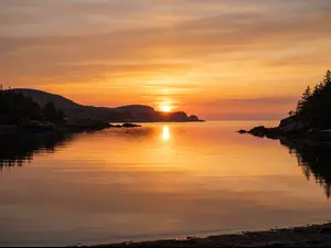 What do you call a calm ocean at the holidays?