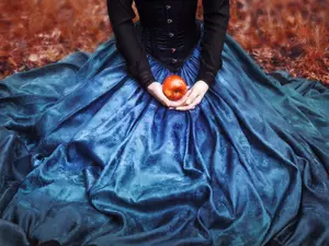 What kind of pet does Snow White™️ have?