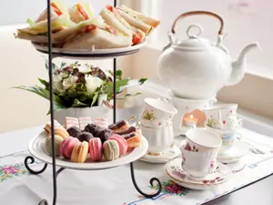 What should you wear to a tea party?