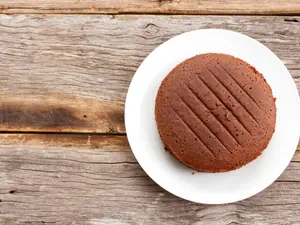 What type of cake never comes with frosting?