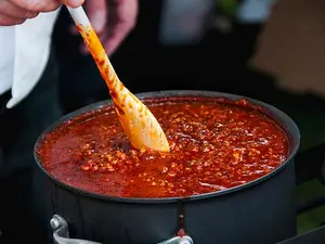 Which musician loves to make chili?