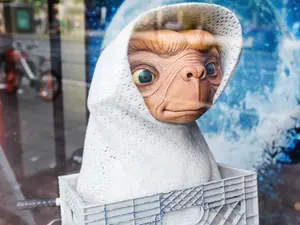 Why are ET's eyes so big?
