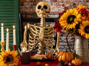 Why do skeletons make such terrible restaurant patrons?